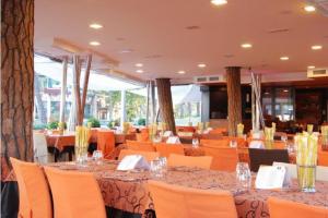 Residence Riva Blu tesisinde bir restoran veya yemek mekanı