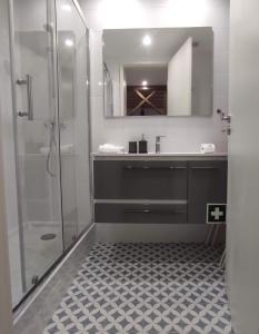 ein Bad mit einer Dusche, einem Waschbecken und einem Spiegel in der Unterkunft Comtesse Lisbonne Apartments in Lissabon