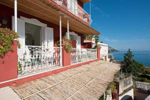 budynek z balkonem z widokiem na ocean w tle w obiekcie Villa La Tartana w mieście Positano