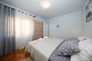 A bed or beds in a room at Apartment Gašpe - garden terrace