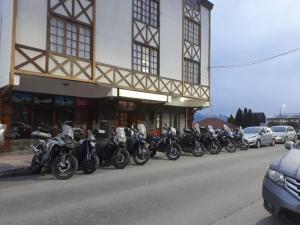 una fila de motocicletas estacionadas frente a un edificio en Posada del Pinguino en Ushuaia