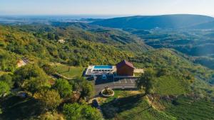 een luchtzicht op een huis in het midden van een berg bij Katune 2020 in Kruta