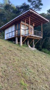 ein großes Haus auf einem Hügel in der Unterkunft El Refugio del Oso de Anteojos in Fómeque