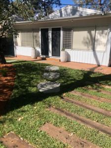 Beach Shack semi detached, 2 Min Walk to Beach-Lilly Pilly外面的花园