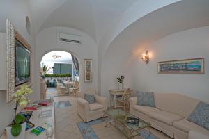 Villa La Tartana في بوسيتانو: غرفة معيشة مع أريكة وطاولة
