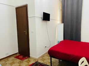 - une chambre avec un lit rouge et une porte dans l'établissement ROMA GONDOLA SRLS, à Rome
