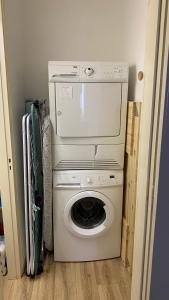 a washer and dryer in a small room at Côté lac in Gérardmer