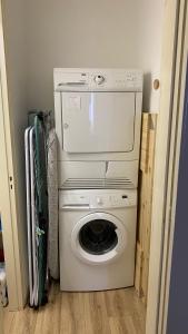 een wasmachine en droger in een kleine kamer bij Côté lac in Gérardmer