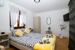 Un dormitorio con una cama grande y una ventana en Kopa vendégház, en Szigetvár