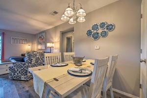 5 Mi to Marvel Cave Ground-Level Branson Apt!的休息区