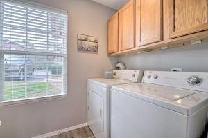 布兰森5 Mi to Marvel Cave Ground-Level Branson Apt!的洗衣房内的白色洗衣机和烘干机 更多22张照片