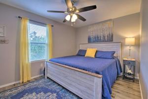 5 Mi to Marvel Cave Ground-Level Branson Apt!客房内的一张或多张床位