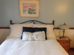 Un pat sau paturi într-o cameră la Auberge La Fjordelaise & la Rosalie