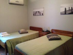 een kamer met 2 aparte bedden in een kamer bij Restaurante Abba in Póvoa de Lanhoso