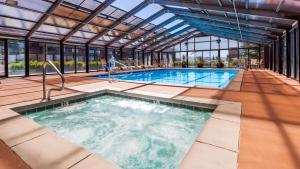 une piscine intérieure avec un plafond en verre dans l'établissement Best Western Paradise Inn, à Beaver