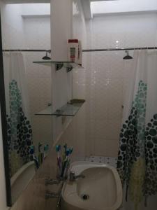 a bathroom with a sink and a shower at White House, CASA FAMILIAR X 7 PERSONAS in Los Órganos