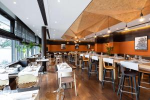 A restaurant or other place to eat at Radisson Blu Hotel, Paris Boulogne