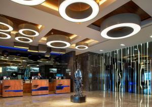 イスタンブールにあるRadisson Blu Hotel Istanbul Asiaの複数の照明とバーが備わるロビー