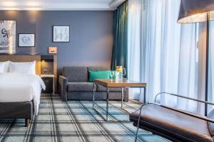 Un pat sau paturi într-o cameră la Radisson Blu Hotel Hannover