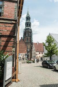 ein altes Gebäude mit einem Uhrturm in einer Stadt in der Unterkunft Apartmenthaus am Dom mit Parkplatz in Zwickau