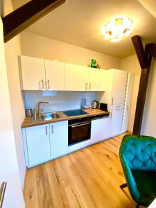Küche/Küchenzeile in der Unterkunft Apartmenthaus am Dom mit Parkplatz
