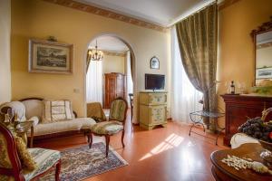 TV a/nebo společenská místnost v ubytování Hotel Villa Marsili