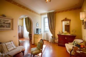 TV a/nebo společenská místnost v ubytování Hotel Villa Marsili