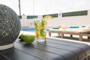 un jarrón de cristal con limón sobre una mesa en CASA SOLEADA. Intimidad, piscina y mucho sol., en Santiago de la Ribera