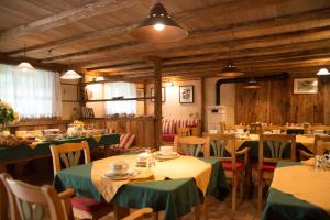 Reštaurácia alebo iné gastronomické zariadenie v ubytovaní Baite Di Pra