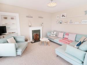 Una sala de estar con un sofá y una chimenea. en Larksbay View, en Redcar 7 fotos más