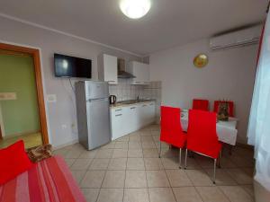 Kuchyňa alebo kuchynka v ubytovaní Apartments Bernarda