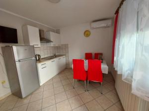 Kuchyňa alebo kuchynka v ubytovaní Apartments Bernarda