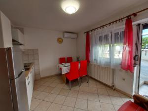 Kuchyňa alebo kuchynka v ubytovaní Apartments Bernarda