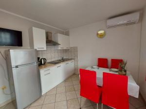 Kuchyňa alebo kuchynka v ubytovaní Apartments Bernarda