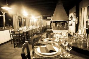 Podere Lamaccia - bed and kitchinette في شيتونا: غرفة طعام بها طاولات وكراسي وموقد