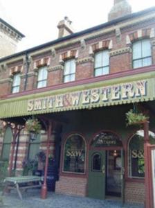 un edificio de ladrillo con un letrero para un restaurante en Smith And Western, en Royal Tunbridge Wells