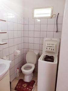 een kleine badkamer met een toilet en een wastafel bij Marie Surette in Saint-François