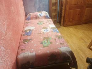 Łóżko lub łóżka w pokoju w obiekcie Casa vacanze Monica ' s house