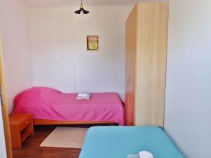 Postel nebo postele na pokoji v ubytování Apartment in Starigrad-Paklenica 41710