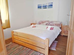 Postel nebo postele na pokoji v ubytování Apartment in Starigrad-Paklenica 41710