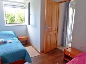 Posteľ alebo postele v izbe v ubytovaní Apartment in Starigrad-Paklenica 41710