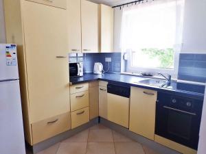 Kuchyň nebo kuchyňský kout v ubytování Apartment in Starigrad-Paklenica 41710