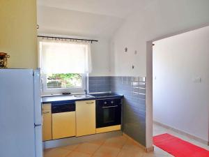 Kuchyňa alebo kuchynka v ubytovaní Apartment in Starigrad-Paklenica 41710