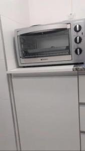 einem Toaster, der auf einer Theke sitzt in der Unterkunft Departamentos Mendoza in Mendoza + 8 Fotos