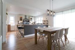 a kitchen and dining room with a table and chairs at Kilburn Holiday Cottage in Largs