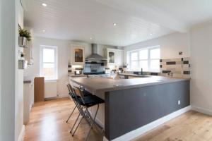 una gran cocina con una gran isla en el medio en Kilburn Holiday Cottage, en Largs