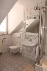 Koupelna v ubytování Hotel Anhalt + 31 fotografií