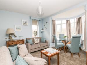 een woonkamer met een bank en een tafel bij Manor Heath Apartment 2 in Scarborough