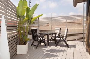 un patio con tavolo e sedie sul balcone. di Dalia Ramblas a Barcellona
