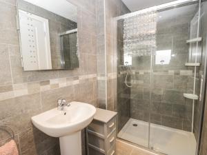 een badkamer met een wastafel en een douche bij Manor Heath Apartment 4 in Scarborough +12 foto's